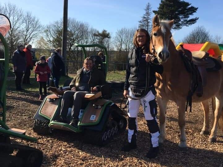Personen mit Pferd und Fahrzeug im Freien