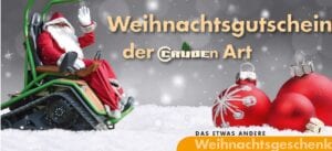 Weihnachtsmann im Rollstuhl im Schnee mit Kugeln.