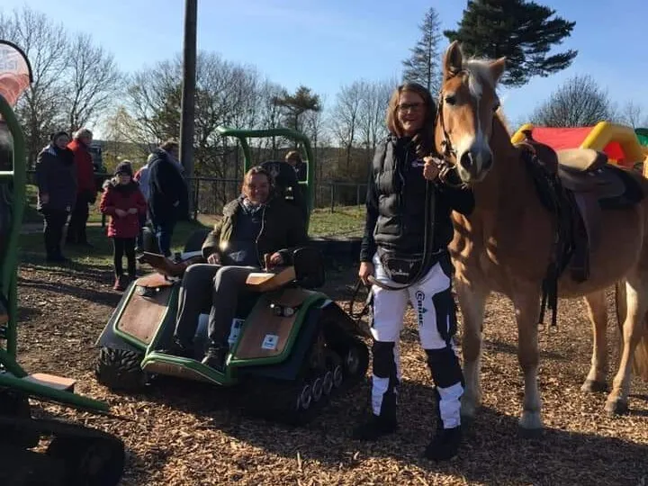 Personen mit Pferd und Fahrzeug im Freien