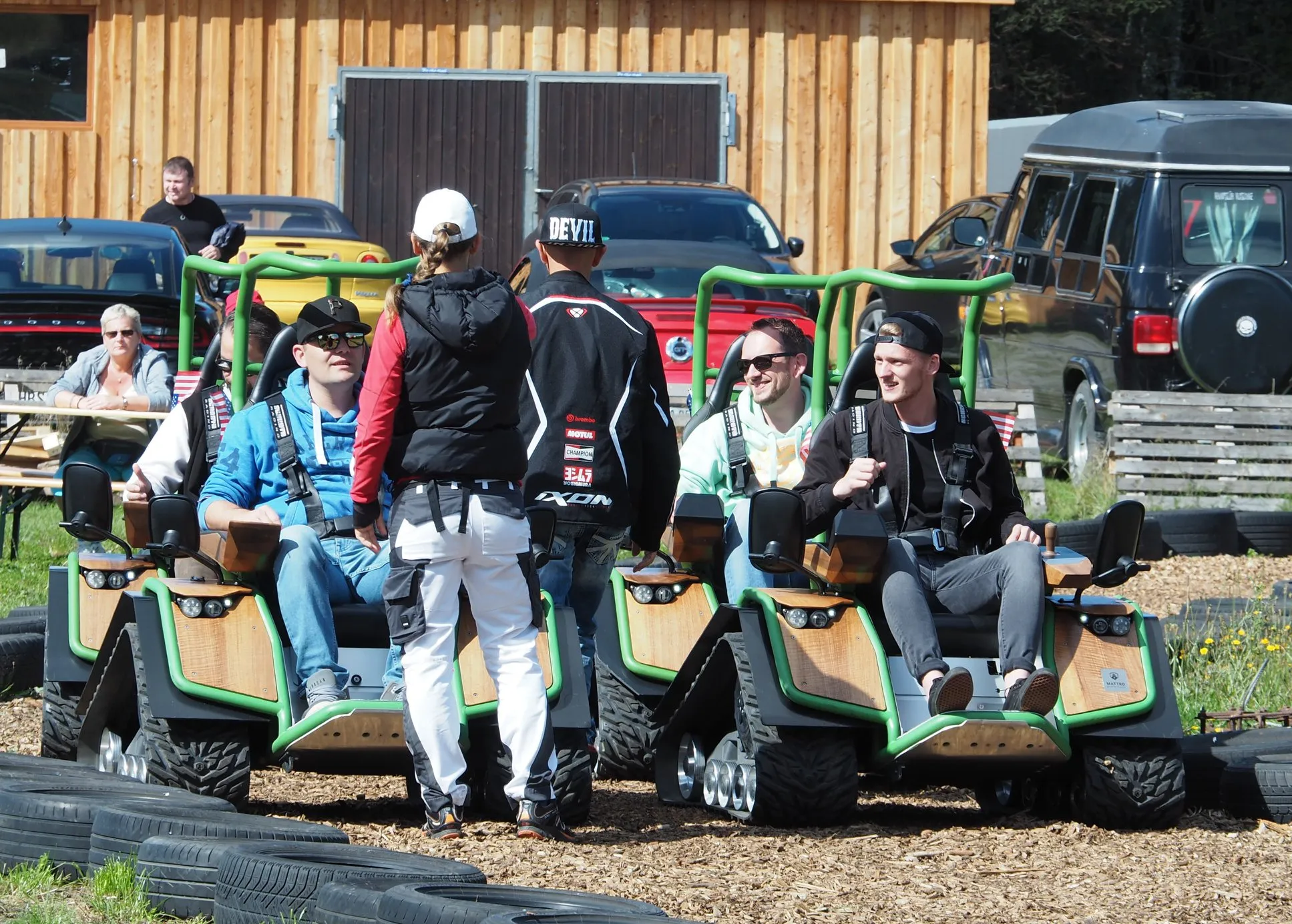 Gruppe auf Outdoor-Fahrzeugen, Unterhaltung im Freien