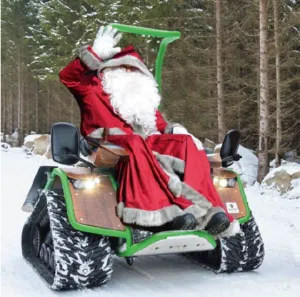 Weihnachtsmann auf Schneefahrzeug im Wald winkend
