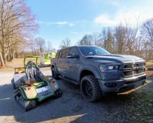 Pickup neben kleinem Fahrzeug im Freien