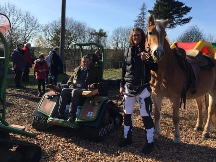 Personen mit Pferd und Fahrzeug im Freien